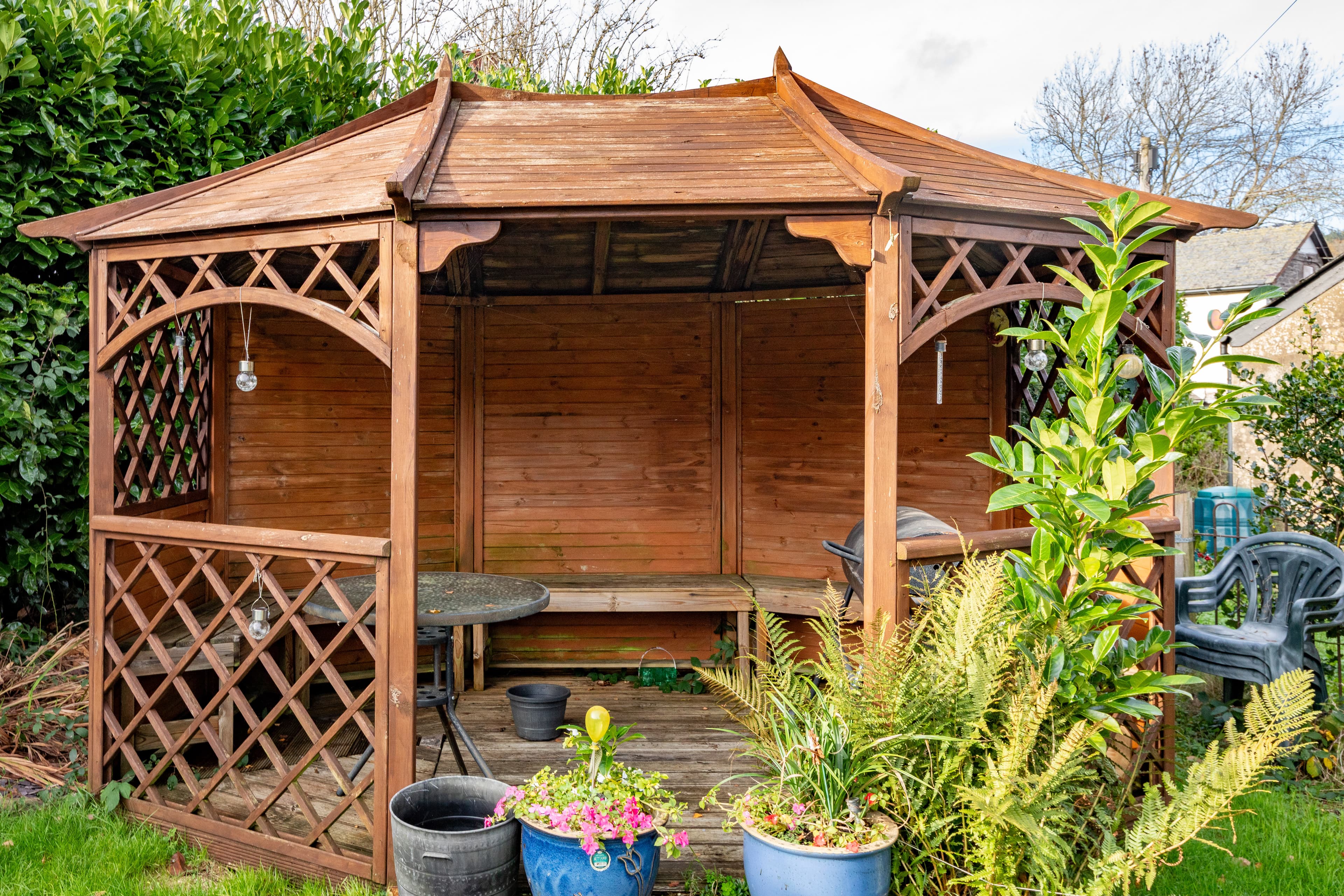 Garden with covered shelter and lawn